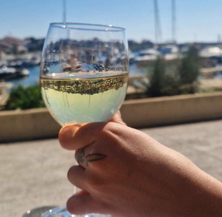 Verre de vin blanc La Côte Bleue