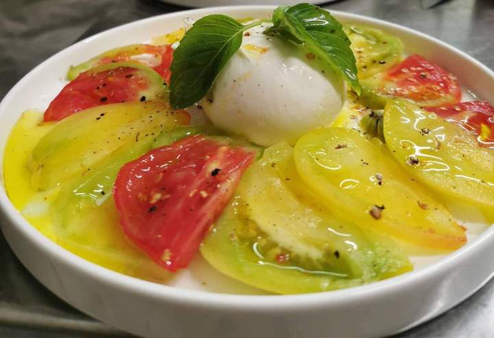 Salade de tomates et burrata La Côte Bleue