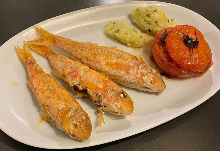 Rougets barbets grillés servis avec une tomate rôtie et une purée de pommes de terre La Côte Bleue